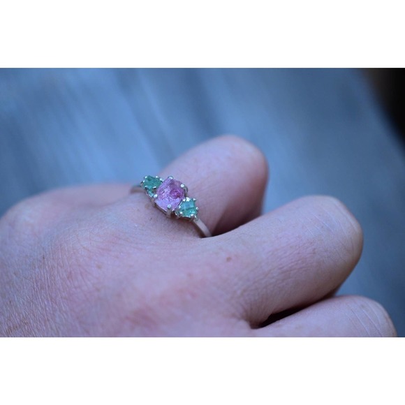 Emerald and pink tourmaline engagement ring, anniversary rings, uncut na… - Picture 3 of 3